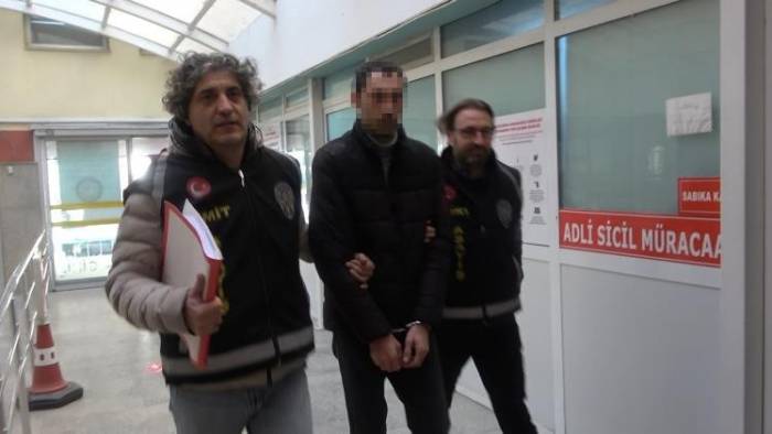 Abisine Kızınca 35 Aracın Camını Kırmış