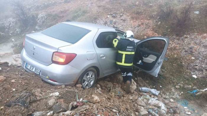 Sürücüsünün Direksiyon Hakimiyetini Kaybettiği Otomobil Dere Kenarına Düştü