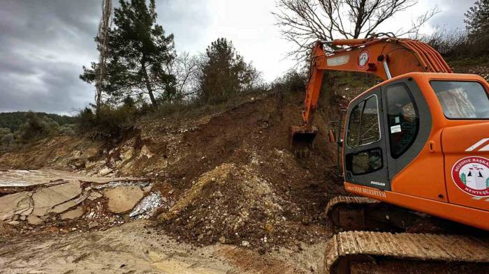 Heyelan Nedeniyle Kapanan Yola Menteşe Belediyesi Müdahale Etti