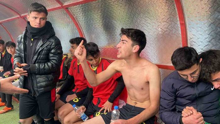 Yeşil Sahada Kavga: Öğrenciler Maçı Bıraktı, Tekme Ve Sopayla Birbirine Girdi
