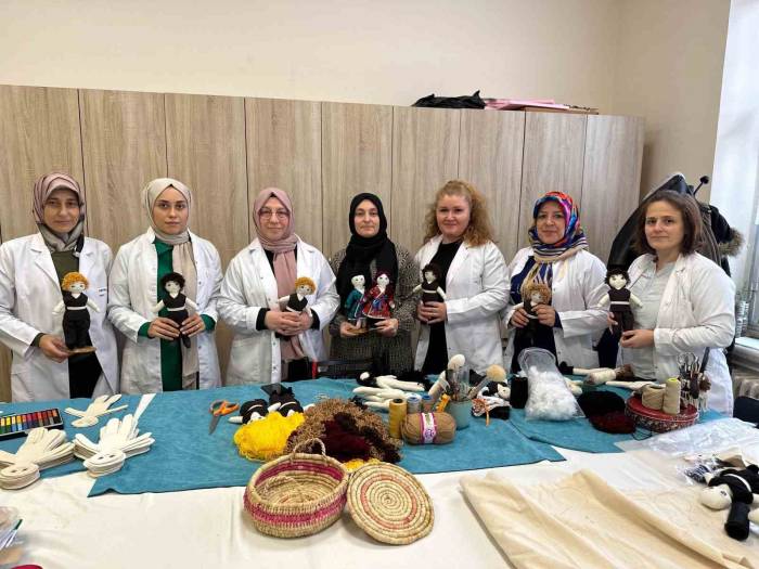 Savaş Mağduru Çocuklar İçin Oyuncak Ve Eşofman Üretiyorlar