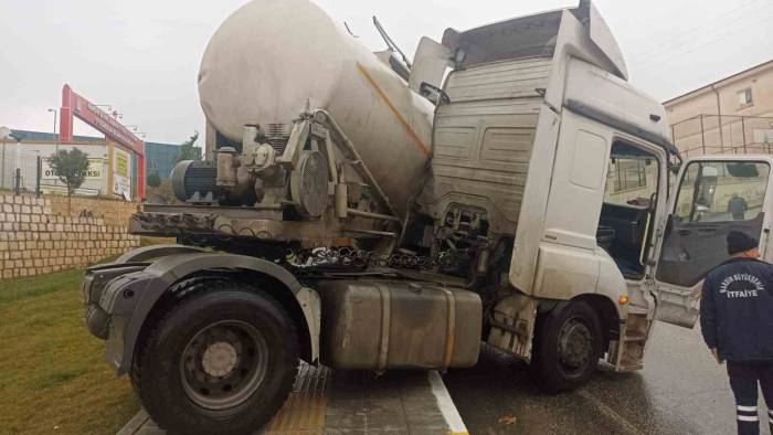 Sürücüsünün Direksiyon Hakimiyetini Kaybettiği Tır Kaldırıma Çıktı