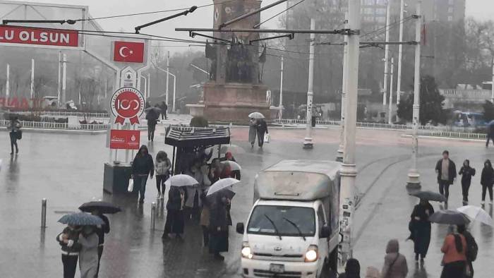 Taksim’de Etkili Olan Sağanak Yağış Ve Rüzgar Vatandaşlara Zor Anlar Yaşattı