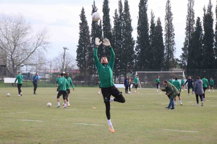 10 Maçtır Mağlup Olmayan Sakaryaspor, Ezeli Rakibini Yenmek İçin Sahaya Çıkacak