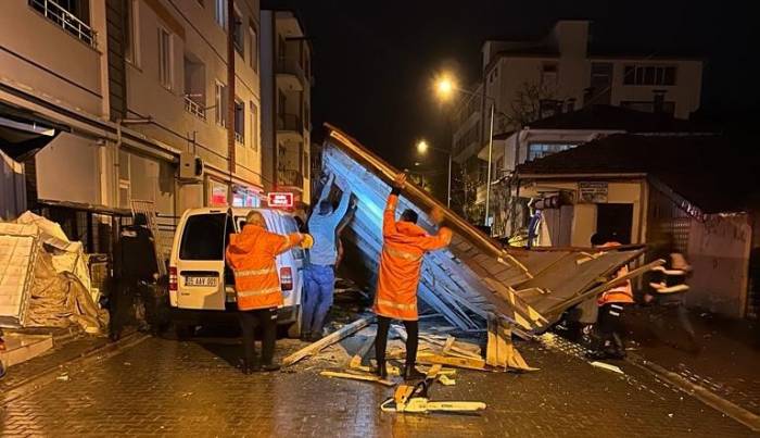 Amasya’da Fırtına: Çatılar Araçların Üstüne Uçtu, Ağaçlar Devrildi