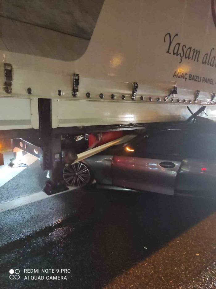 Otobanda Tırın Altına Giren Arabada Can Pazarı: 1 Yaralı