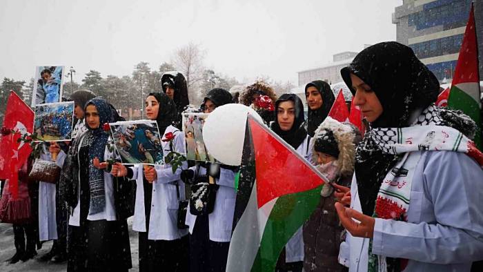 Hekimlerden İnsanlık Adına “Sessiz Yürüyüş”