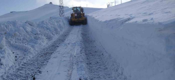 Köy Yollarının Açılması İçin Çalışmalar Sürüyor