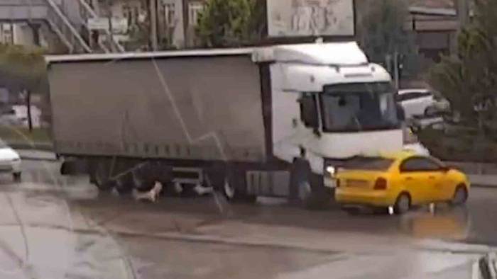 Aşırı Hız Ve Dikkatsizliğin Yol Açtığı Trafik Kazaları Kamerada