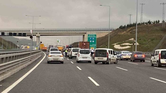 Kuzey Marmara Otoyolu’nda Bir Kişi Tır Şoförünü Rehin Aldı, İkna Çabaları Sürüyor