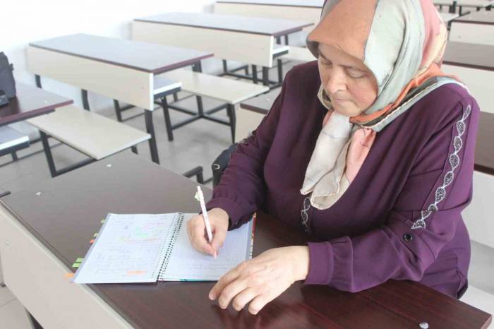 Çocukluk Hayali Olan Üniversiteye 50 Yaşında Kavuştu