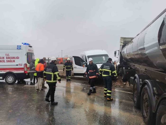 Mardin’de Tır Ve Yolcu Minibüsü Çarpıştı: 2 Yaralı