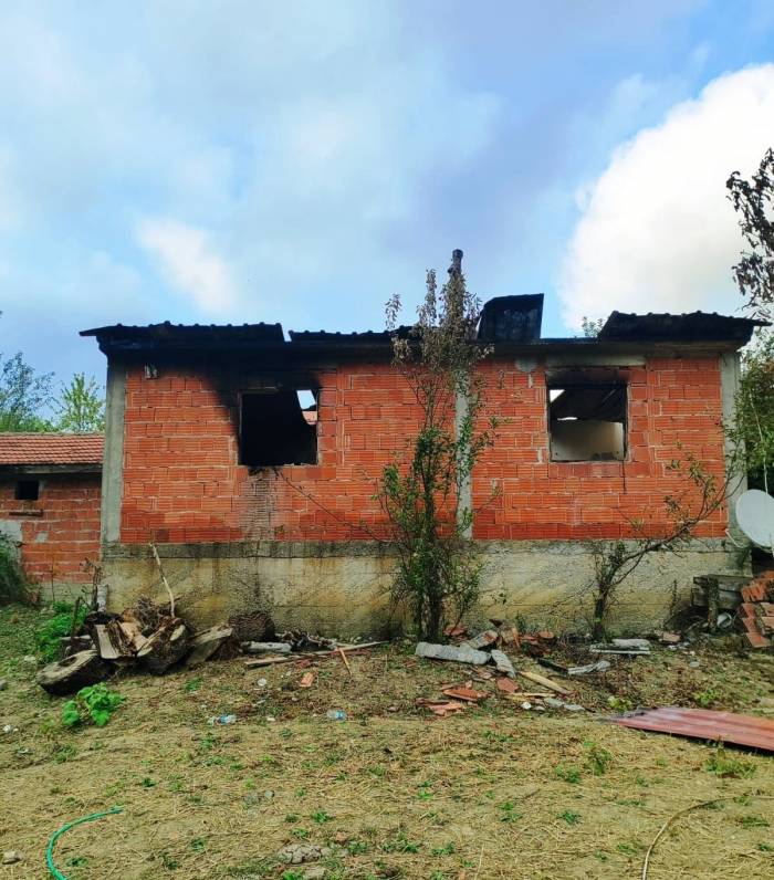 Yangında Annesini Kaybeden Ve Evi Küle Dönen Vatandaş Yardım Bekliyor