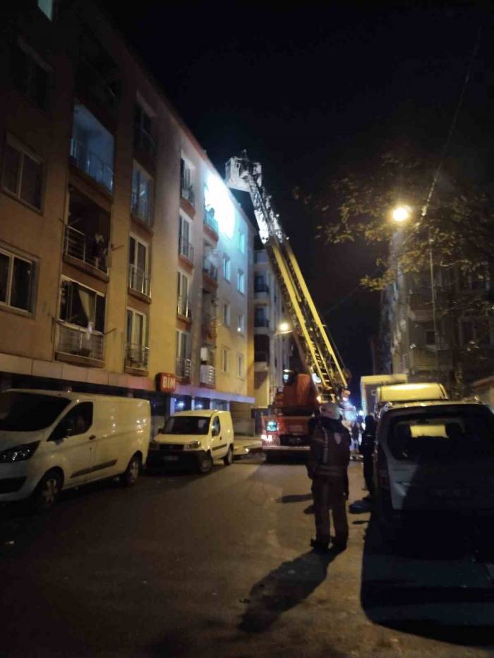 Sancaktepe’de Bir Binada Yoğun Dumana Maruz Kalan Vatandaşları İtfaiye Kurtardı