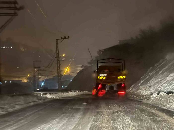 Şırnak’ta Kar Nedeniyle Kapanan Yolları Açma Çalışmaları Devam Ediyor