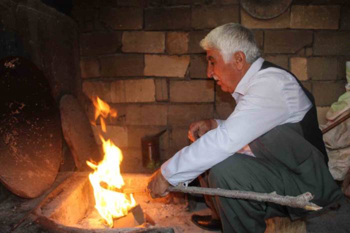 Şırnaklılar Bastonları Ellerinden Düşürmüyor