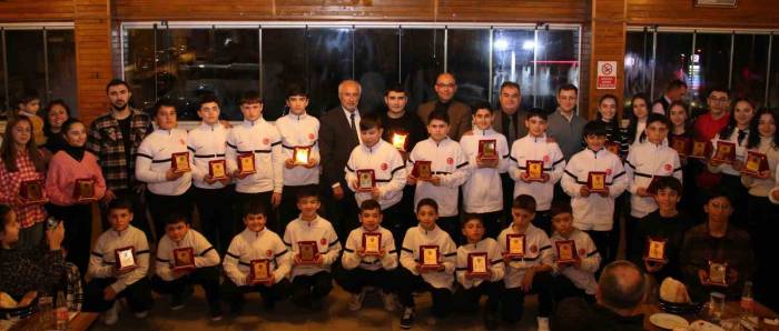 Tavşanlı’da Şampiyon Sporcular Ödüllendirildi