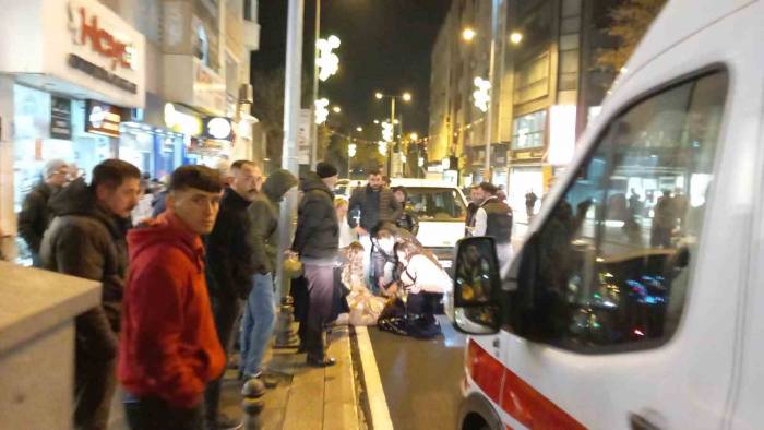 Yola Adım Atar Atmaz Hafif Ticari Araç Çarptı