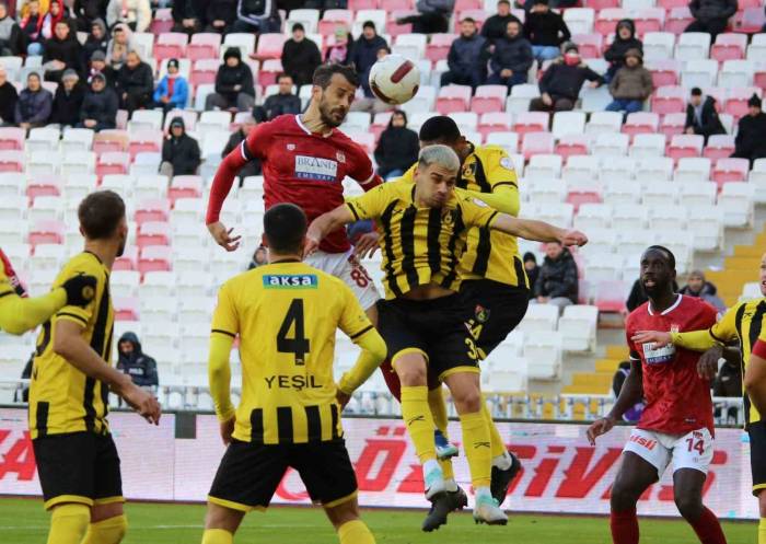 Trendyol Süper Lig: E.y. Sivasspor: 0 - İstanbulspor: 0 (İlk Yarı)