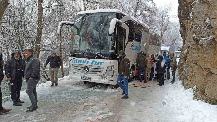 Tunceli’de Kayganlaşan Yolda Kaza: 3 Yaralı