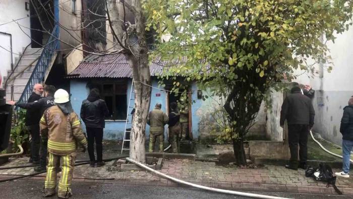 Ümraniye’de Uyuşturucu Bağımlısı Oturduğu Evi Ateşe Verdi