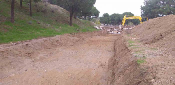 Salihli’de 2 Kilometrelik Dere Temizlendi