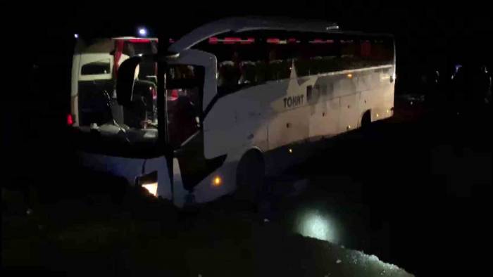 Amasya’da Kontrolden Çıkan Yolcu Otobüsü Çukura Düştü: 6 Yaralı