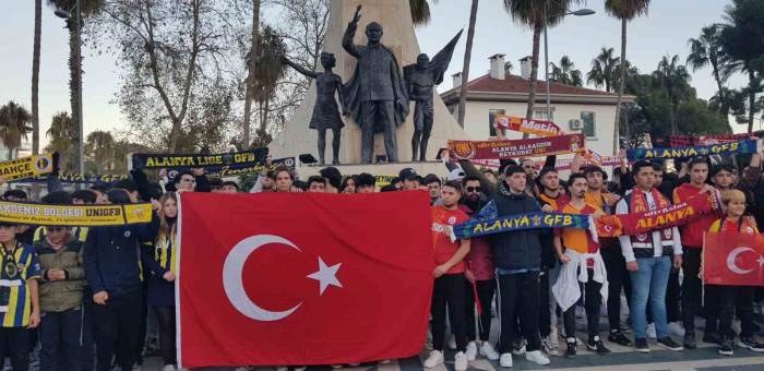 Antalya’da Vatandaşlar Terörü Protesto Etti