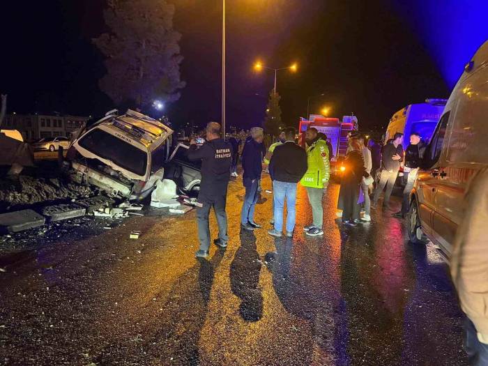 Kontrolden Çıkan Hafif Ticari Refüje Girdi: 1 Ağır Yaralı