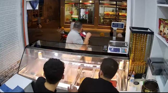 Manavda Alışveriş Yapan Şahsa Silahlı Saldırı Kamerada