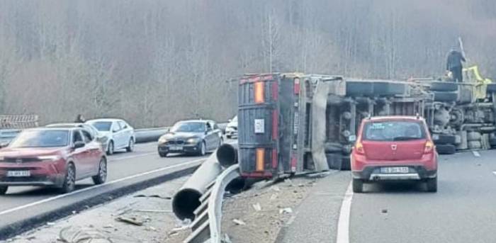 Bursa’da Boru Yüklü Tır Devrildi: 1 Yaralı
