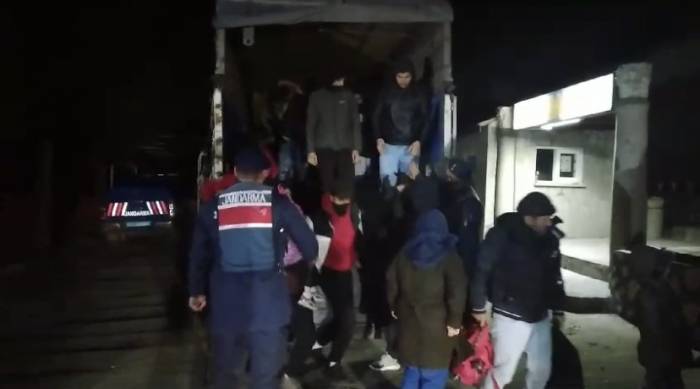 Ayvacık’ta Minibüs İle Kamyonet Kasasından 63 Kaçak Göçmen Çıktı, 2 Organizatör Yakalandı