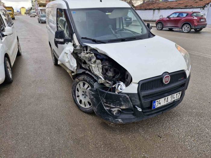 Arkadaşını Almak İçin Durdurduğu Aracına, Başka Araç Arkadan Çarptı
