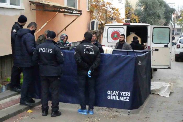 Dengesini Kaybederek 3. Kattan Düşen Yaşlı Adam Hayatını Kaybetti