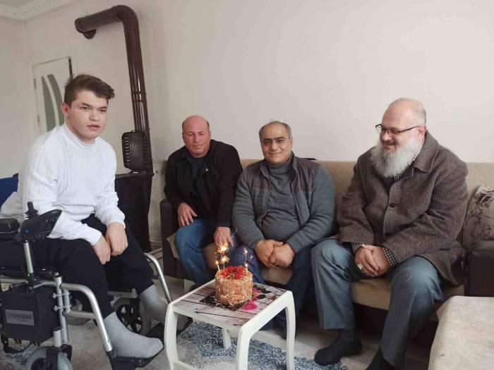 Engelli Kadir’in Akülü Araç İsteği Hayırseverler Tarafından Gerçekleştirildi