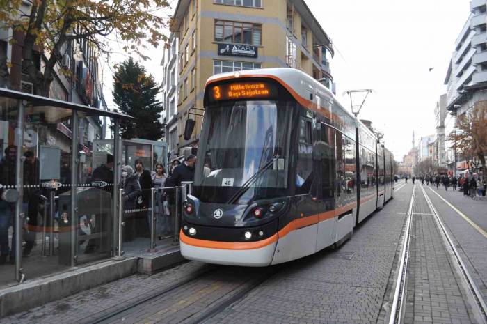 Tramvayların Led Ekranında ‘Milletimizin Başı Sağ Olsun’ Yazısı Yer Aldı