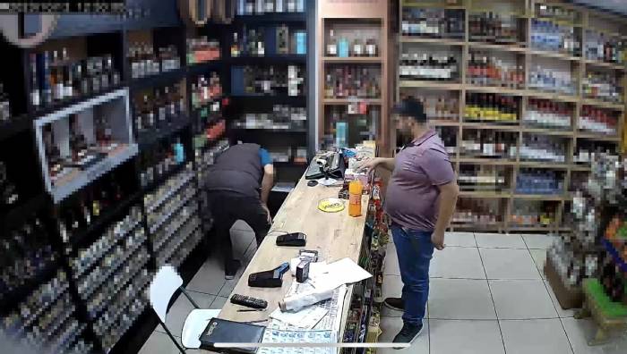 Tekel Bayisinde Kaşla Göz Arası Hırsızlık Kamerada: Yaşlı Adamı Oyalayıp Elektronik Sigaraları Çaldı