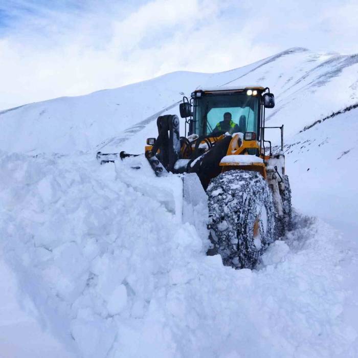 Hakkari’de Kardan Kapanan Yollar Tek Tek Açılıyor