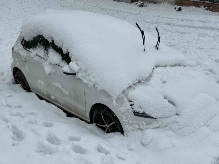 Yüksekova’da Tek Katlı Evler Ve Araçlar Kara Gömüldü