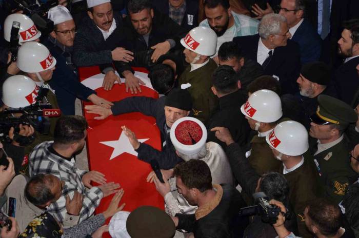 Manisa Şehidini Gözyaşlarıyla Uğurladı