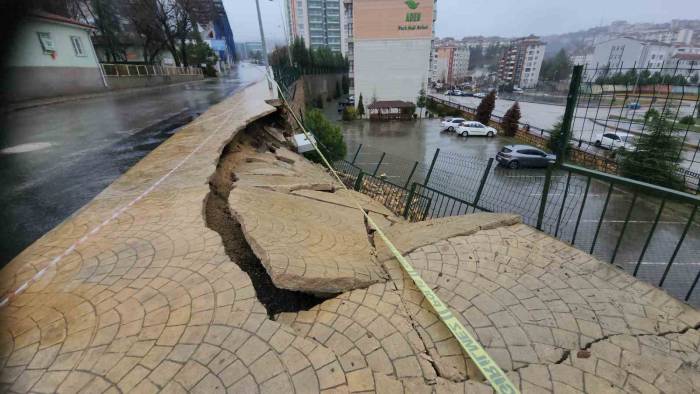 Sağanak Yağmur Ve Şiddetli Rüzgar Hayatı Olumsuz Etkiledi