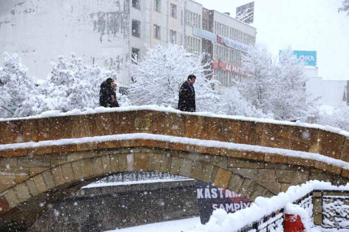 Kastamonu’da Kar Ortaya Kartpostallık Görüntüler Çıkardı: Vatandaşlar Kışın Tadını Çıkardı