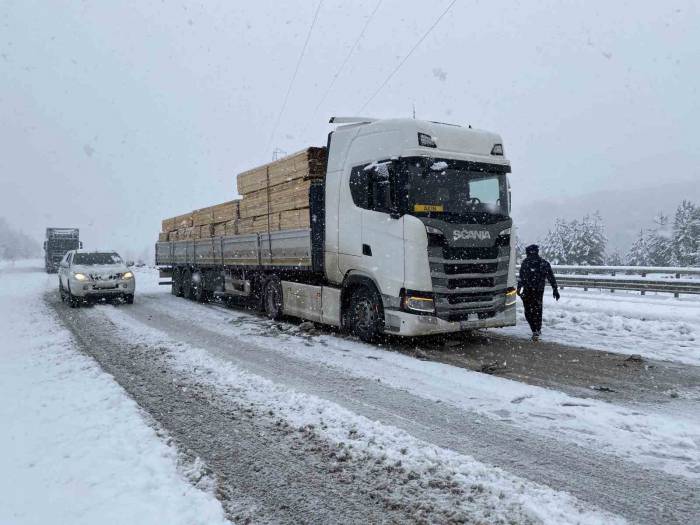 Kastamonu’da 430 Köy Yolu Ulaşıma Kapandı, Ağır Tonajlı Araçlar Yolda Kaldı