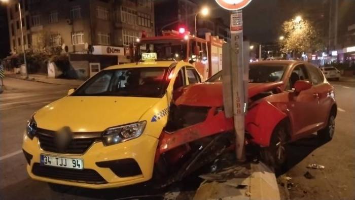 Maltepe’de Alkollü Sürücü Ticari Taksiye Çarptı: 1 Yaralı
