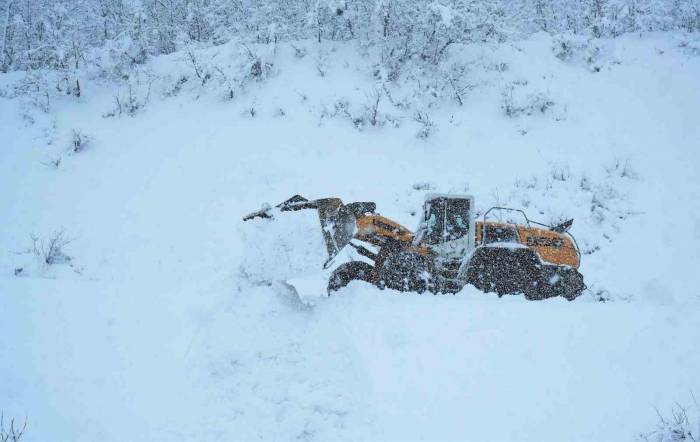 Muş’ta Ulaşıma Kapanan Köy Yollarının Açılması İçin Çalışmalar Sürüyor