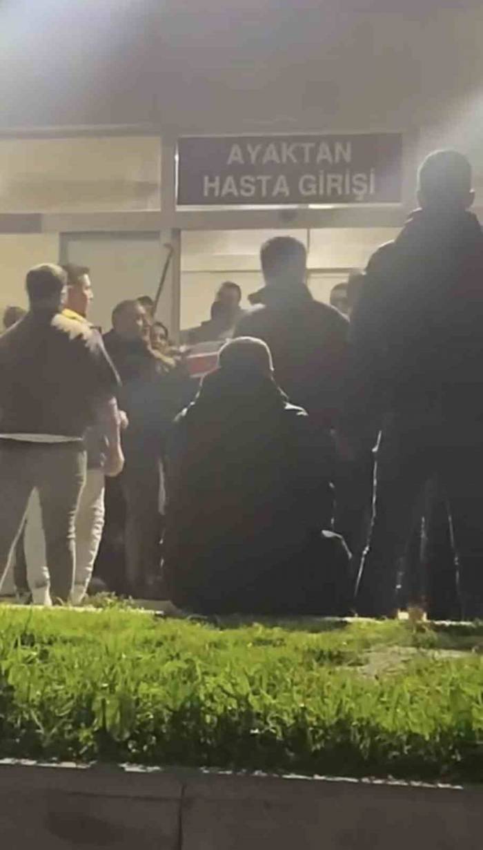 Hastane Kapısında Birbirlerine Girdiler