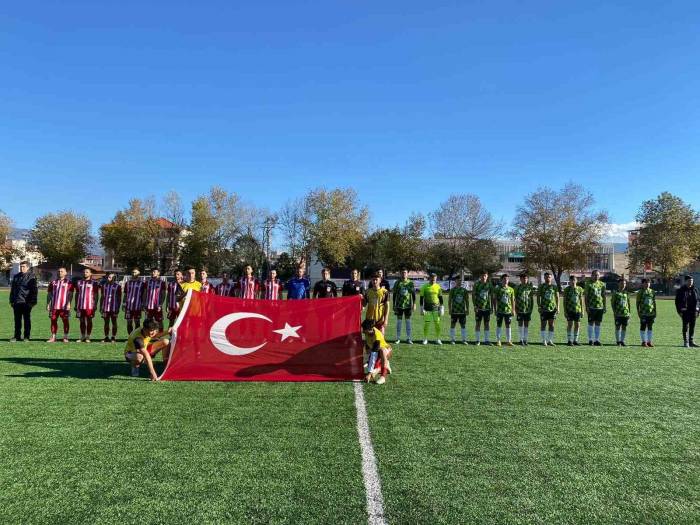 Amatör Maçta Şehitlere Saygı, Hakemlere Çiçekli Karşılama