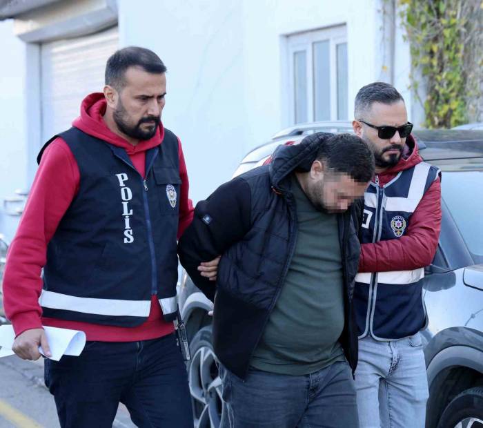 Seyhan Polisi Bir Eve Yaptığı Baskında 13 Ruhsatsız Tabanca Ele Geçirdi