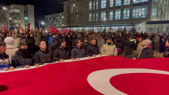 Üniversite Öğrencileri Şehitler İçin Yürüdü