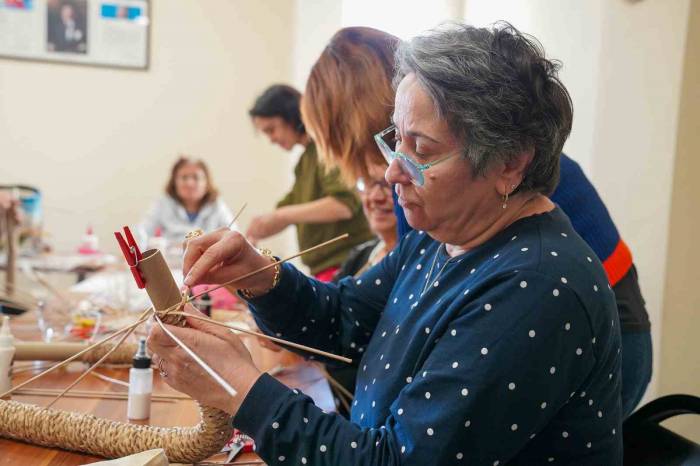 Atık Kağıtları Takı Yaparak Değerlendiriyorlar